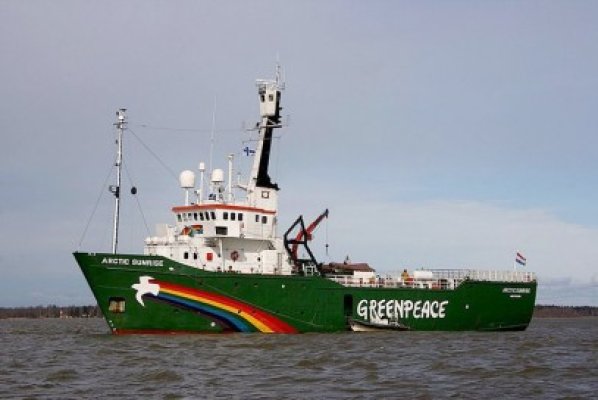 Greenpeace va primi 3 milioane de dolari după o înţelegere cu Rusia, care a reţinut o navă a organizaţiei ecologiste în 2013